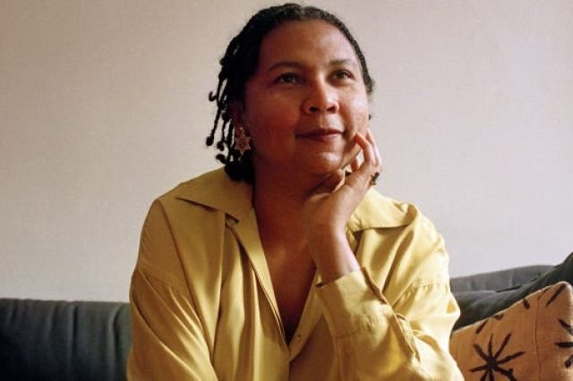 Menembus Sekat Gender dan Ras Melalui Lensa Feminisme Inklusif ala bell hooks